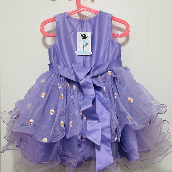 Fluffy V-neck multi layered flower dress with FREE SHORT PETTICOAT UNDERSKIRT - Picture 4 of 8